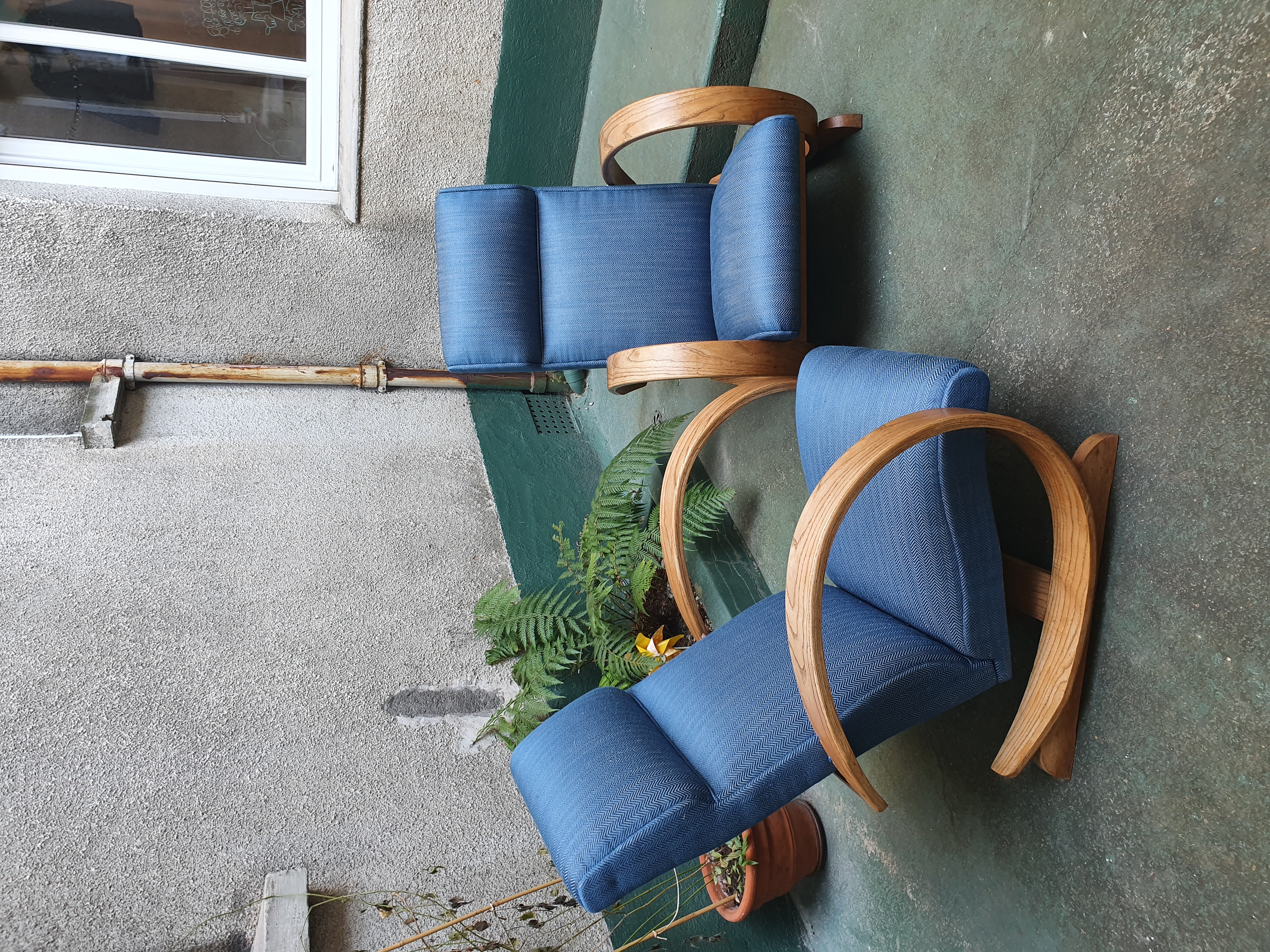 Deux fauteuils bleus