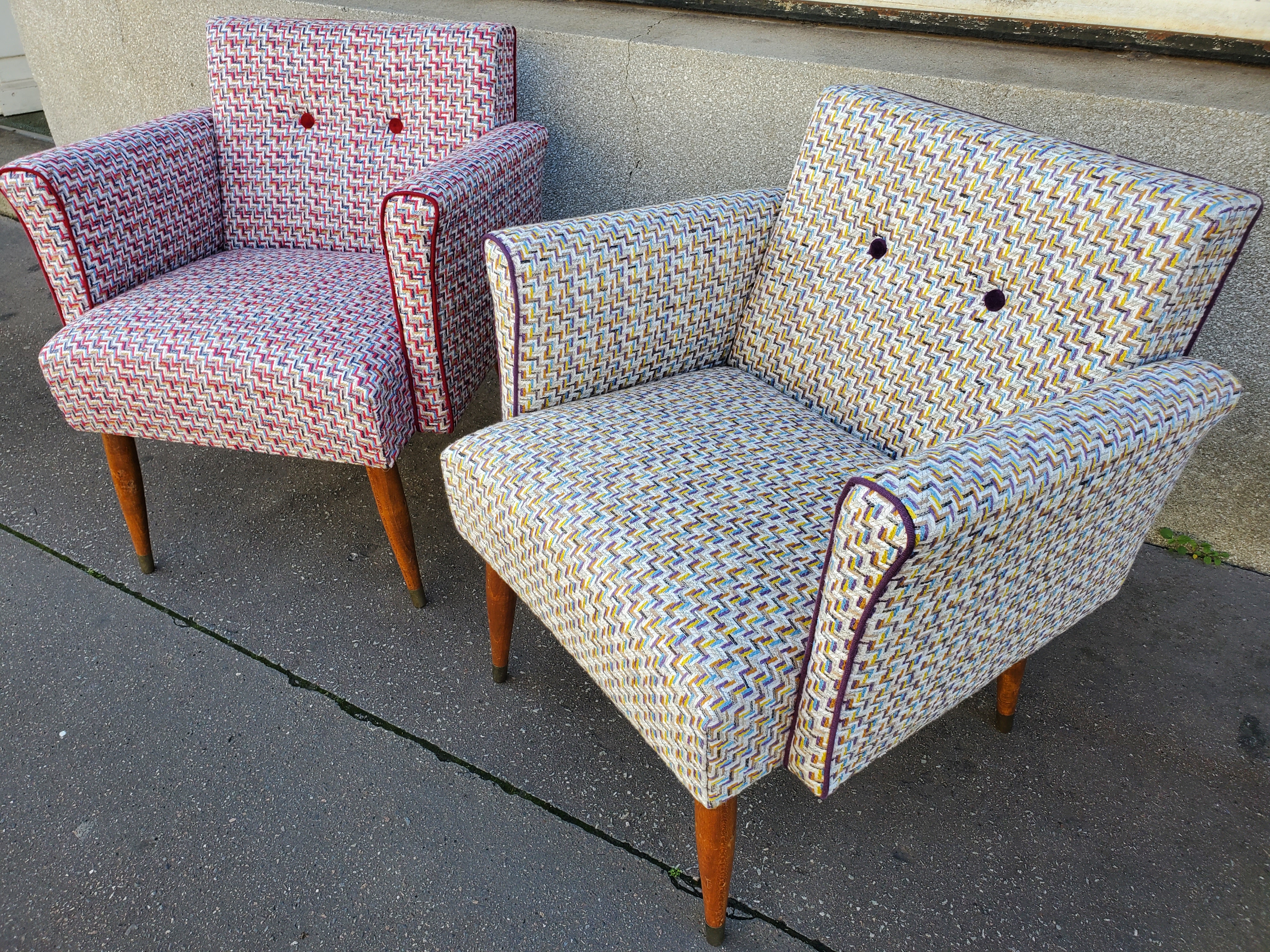 Deux fauteuils du même modèle, l'un rouge et blanc et l'autre beige et blanc